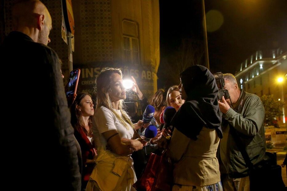 Joana Amaral Dias alerta para imigração enquanto pernoita em tenda em Lisboa