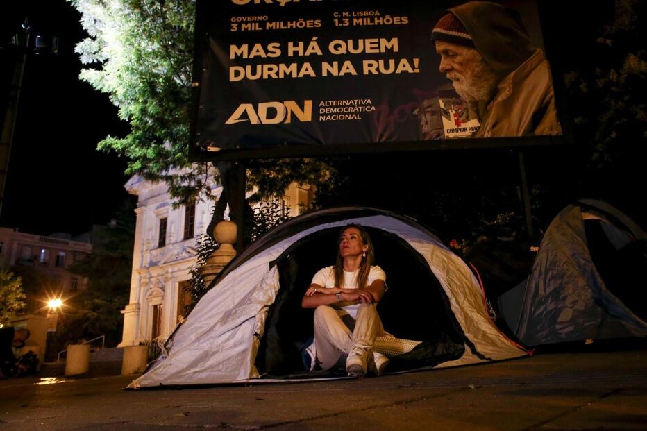 Joana Amaral Dias alerta para imigração enquanto pernoita em tenda em Lisboa