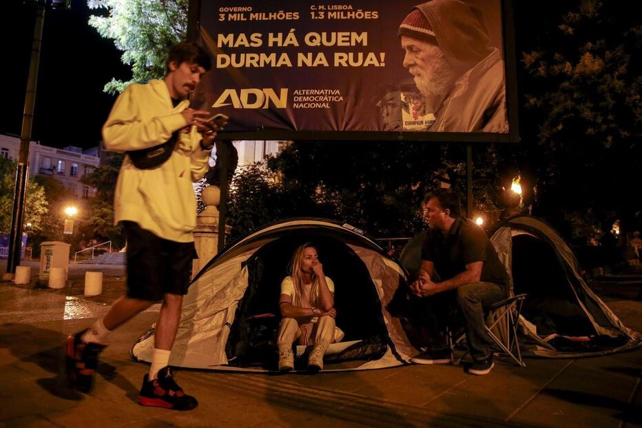 Joana Amaral Dias alerta para imigração enquanto pernoita em tenda em Lisboa