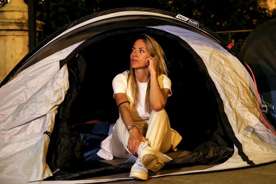 Joana Amaral Dias alerta para imigração enquanto pernoita em tenda em Lisboa