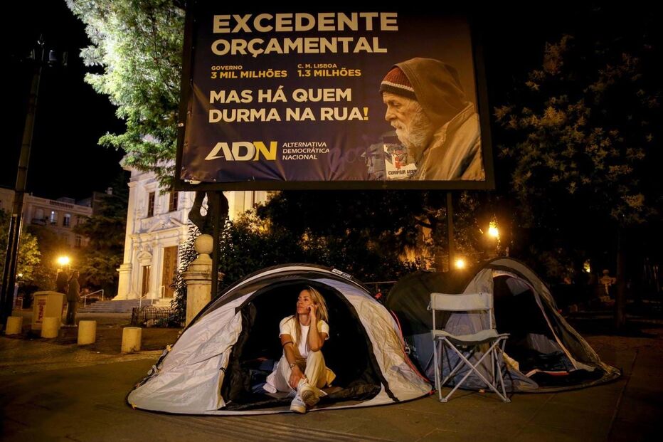 Joana Amaral Dias alerta para imigração enquanto pernoita em tenda em Lisboa