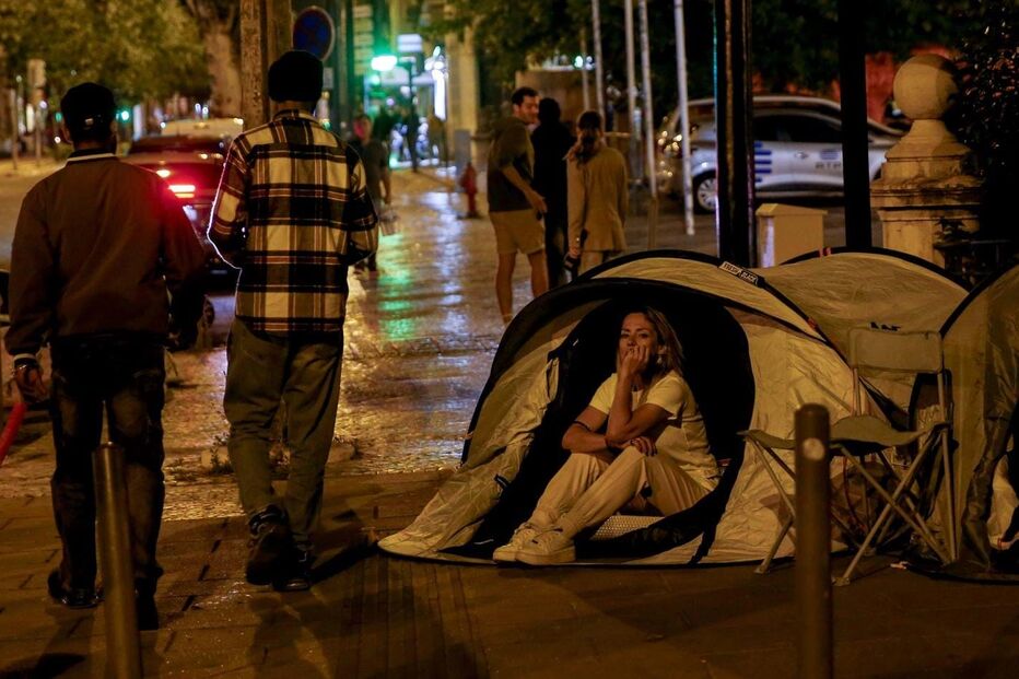 Joana Amaral Dias alerta para imigração enquanto pernoita em tenda em Lisboa