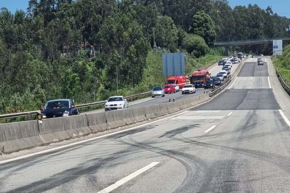 Despiste de carro na EN233 na Feira