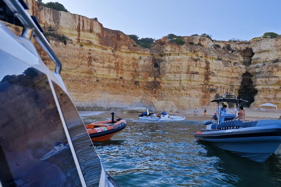 Imagem ESTAÇÃO SALVA-VIDAS DE FERRAGUDO RESGATA CINCO PESSOAS DE EMBARCAÇÃO ENCALHADA NA PRAIA DO PONTAL EM LAGOA.JPG (21423021) (Milenium)