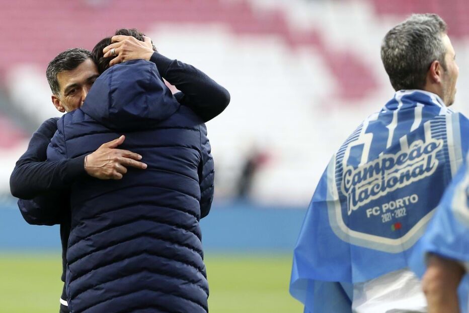 Vítor Bruno e Sérgio Conceição nos festejos do campeonato no Estádio da Luz em 2021/22