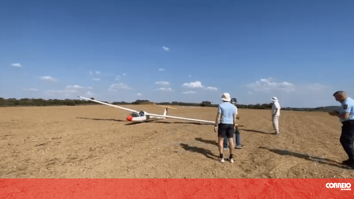Planador faz aterragem de emergência num campo agrícola em Évora devido às condições climatéricas