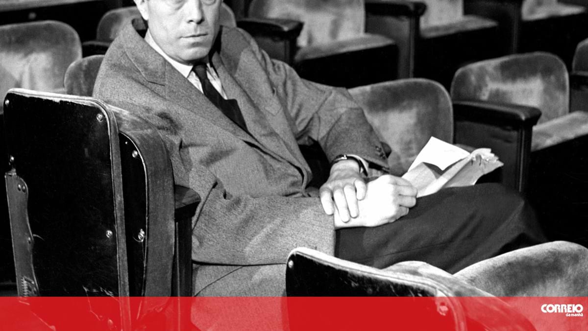 Manuscrito integral de ‘O Estrangeiro’, de Albert Camus, vendido por mais de 600 mil euros – Cultura