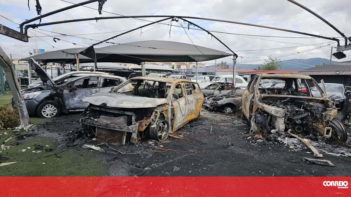 Onze carros destruídos em incêndio em stand de automóveis em Gondomar
