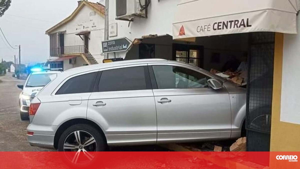 Carro despista-se e derruba entrada de café em Tomar – Portugal