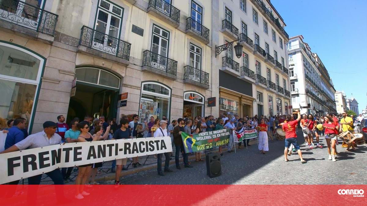 Manifestantes homenageiam Alcindo Monteiro, cabo-verdiano assassinado há 29 anos em Lisboa – Sociedade