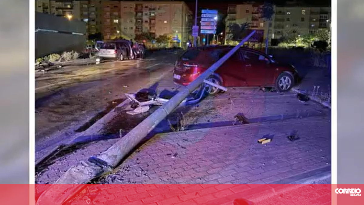 Carro despista-se contra poste em Setúbal