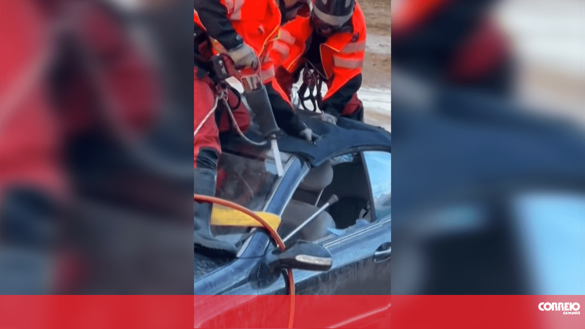 Bombeiros partem tejadilho de carro para salvar condutor durante cheias em Espanha