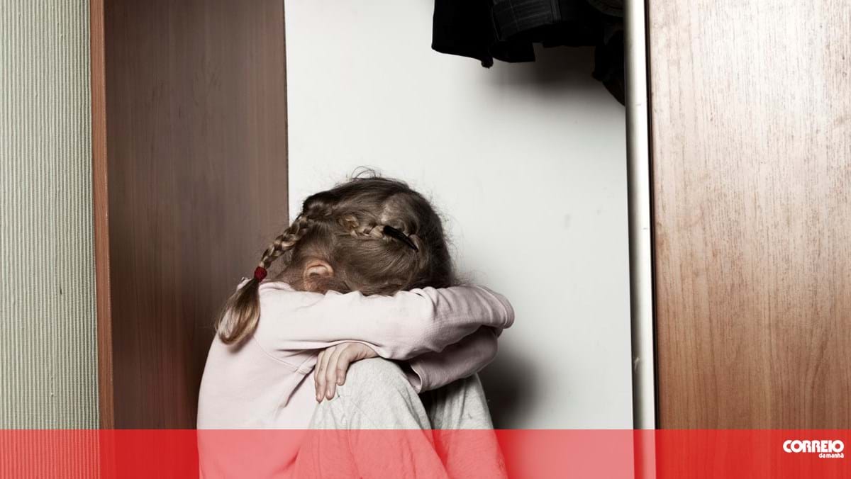 Mãe assistia a abusos de companheira à filha e não denunciou – Portugal