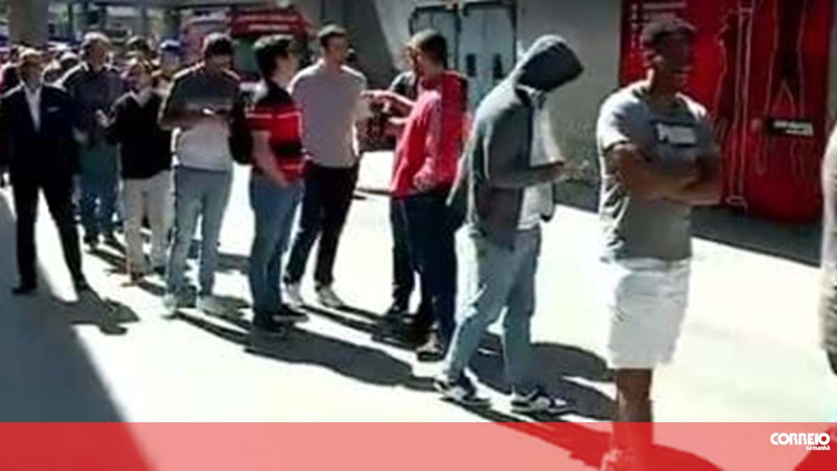 Milhares de sócios aguardam entrada no pavilhão para decidir alteração dos estatutos do Benfica – Futebol