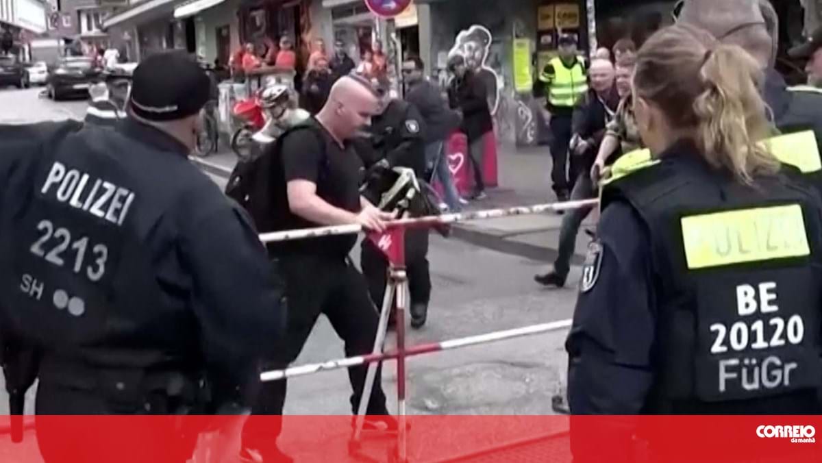 O momento em que a polícia alemã neutraliza homem armado com picareta e ‘cocktail molotov’ em fanzone do Euro 2024 – Vídeos