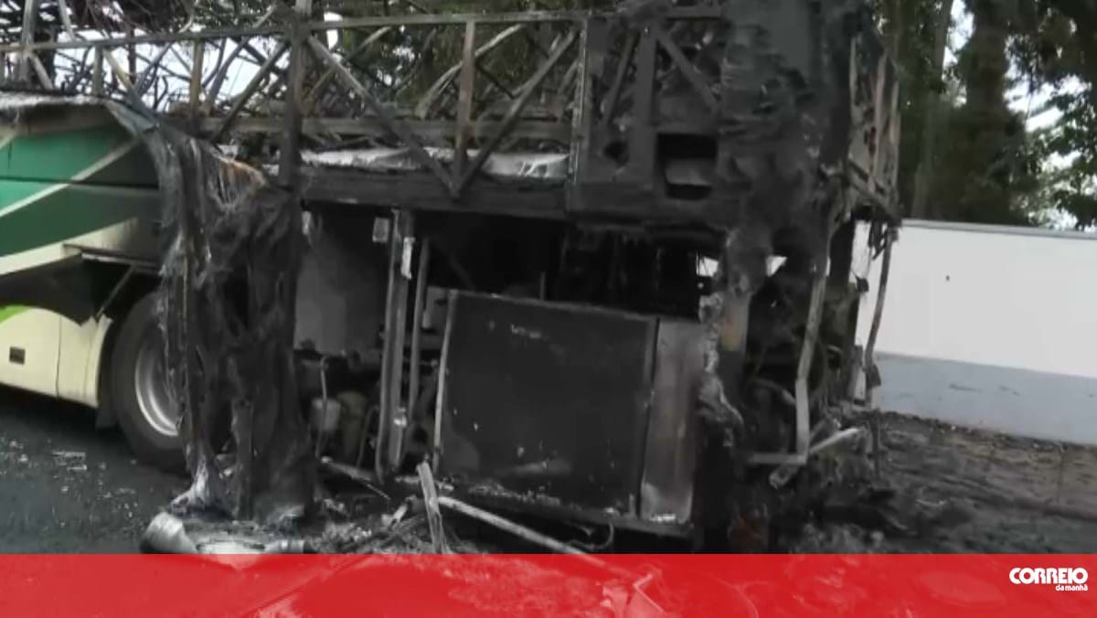 Autocarro com turistas a bordo incendia-se no Funchal