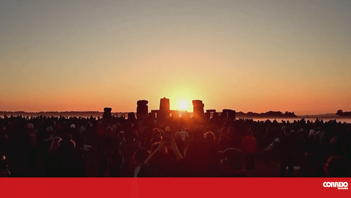 Multidão celebra solstício de verão em Stonehenge – Vídeos