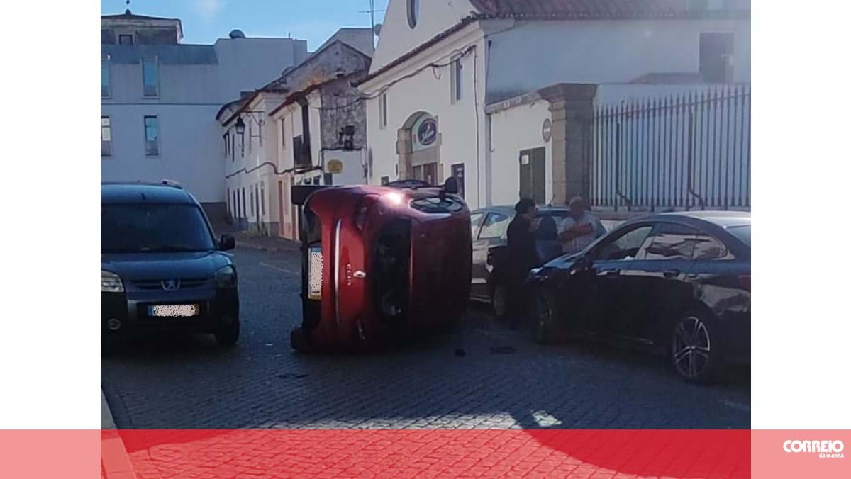 Despiste aparatoso deixa carro tombado no centro histórico de Évora. Veja as imagens