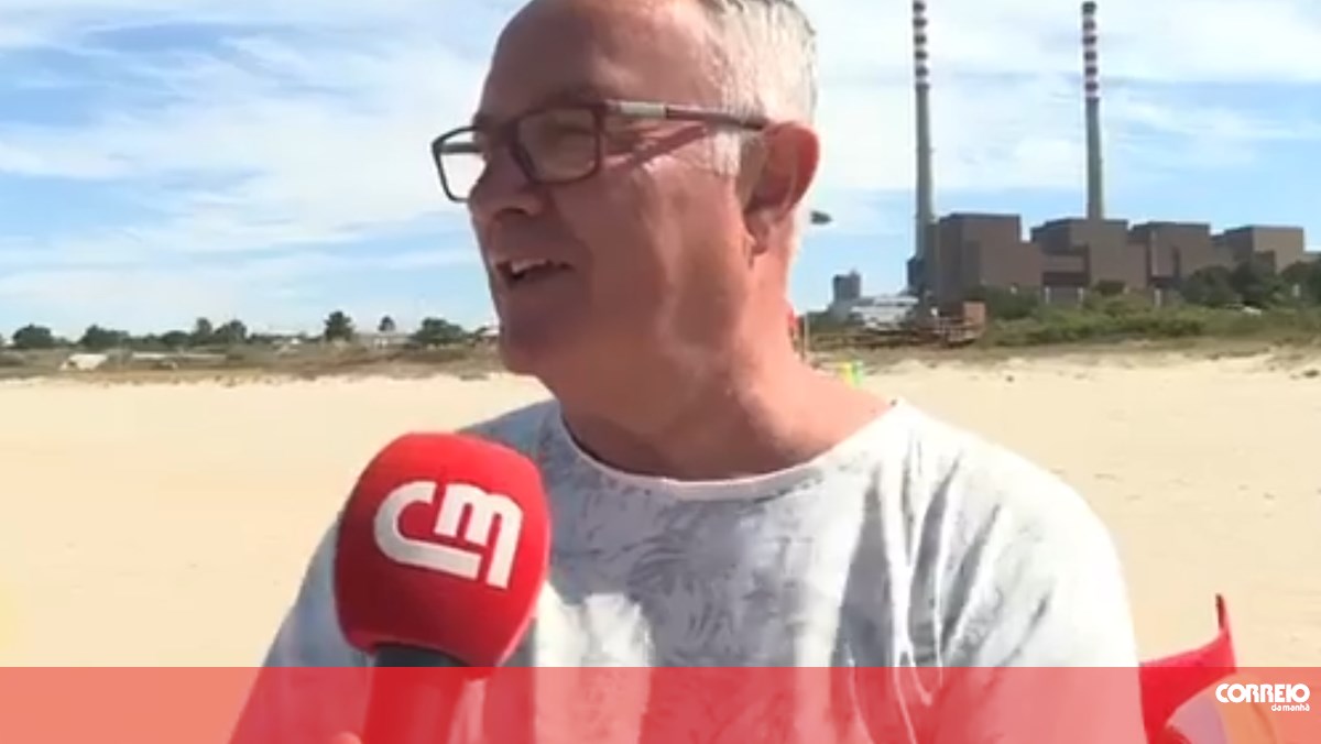 "É a primeira vez, estamos a gostar. É pena o vento": turista em Sines aproveita o sol na praia