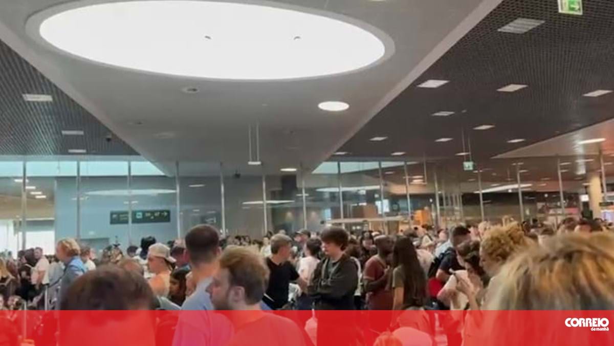 Longas filas na imigração do aeroporto causam congestionamento e indignação na entrada em Lisboa