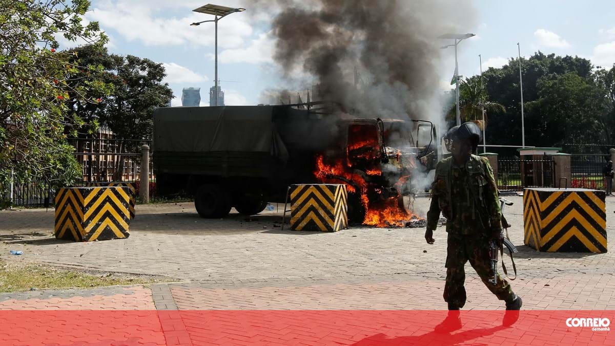 Pelo menos cinco mortos e 50 feridos em protestos contra os impostos. Manifestantes incendiaram o parlamento – África
