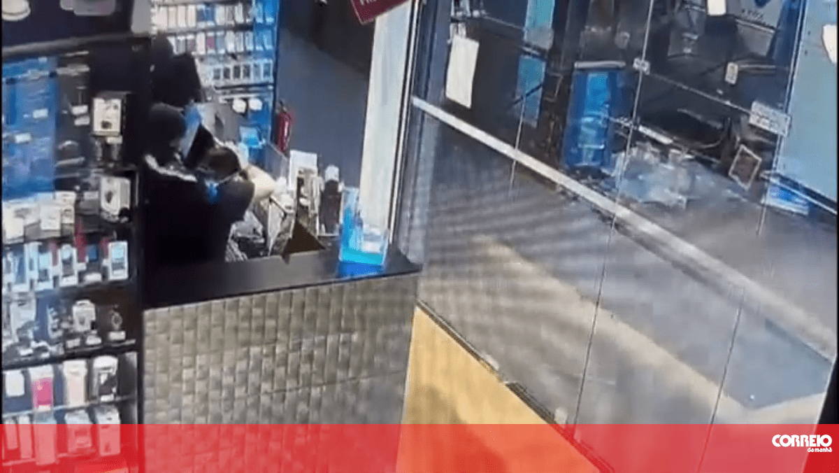Três homens armados põem catana no pescoço de funcionário para roubar 40 mil euros de loja no Barreiro