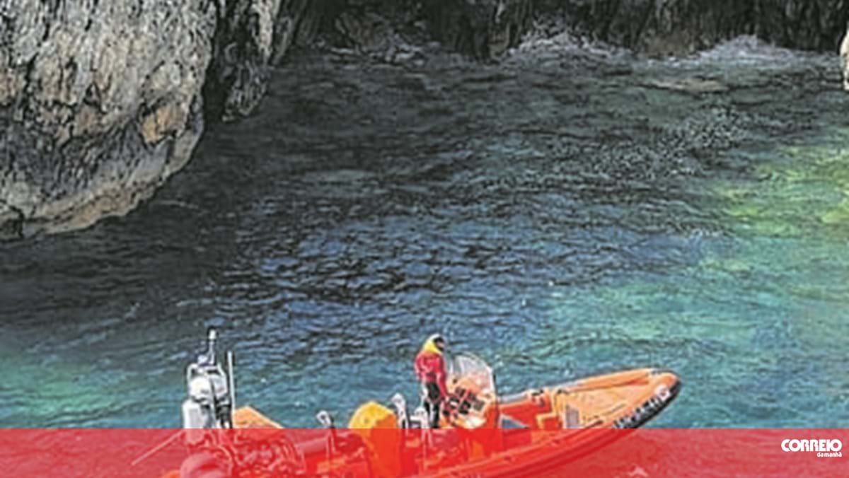 Barco de recreio perde propulsão em Peniche