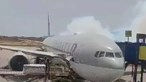 Passageiros presos em avião mais de três horas despem-se para aguentar calor extremo