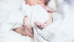 Recém-nascido encontrado à porta de hotel nos EUA ainda preso pelo cordão umbilical à mãe inconsciente