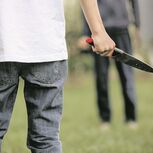 Além de baleada, a vítima foi também esfaqueada