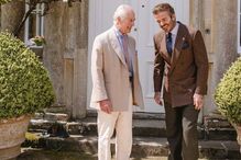 Carlos III e David Beckham posam para os fotógrafos