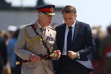 Carlos III com o Presidente francês, Emmanuel Macron