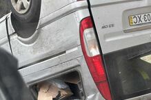 Um dos automóveis envolvidos no acidente capotou