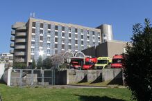 Motard sem carta foge após 'deixar cair' da mota a mulher a quem dava boleia