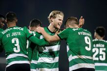 Morten Hjulmand celebra golo com os colegas do Sporting