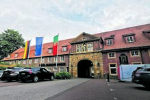 A seleção portuguesa chega a Marienfeld e terá direito a uma calorosa receção por parte de milhares de emigrantes que pretendem demonstrar o apoio aos jogadores