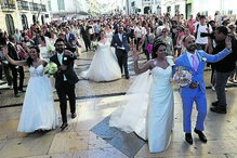 Desfile. Recém-casados percorreram ruas da Baixa, desde a sé até à Praça do Município, sob aplausos de populares