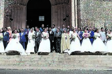 Grupo. Os dez casais que contraíram matrimónio religioso na Sé de Lisboa posaram no final da cerimónia em conjunto