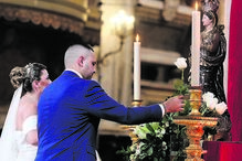 Sé de Lisboa. Um dos casais coloca uma rosa branca como devoção a Nossa Senhora