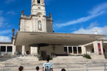 Georgina Rodríguez com os filhos no Santuário de Fátima