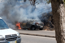 Carro destruído pelas chamas na EN10 no Seixal
