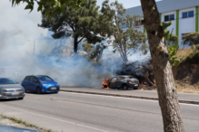Carro destruído pelas chamas na EN10 no Seixal