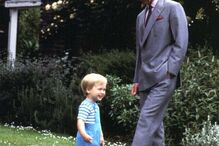 Rei Carlos com o príncipe William na infância 