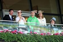 Jack Brooksbank, princesa Eugenie, Lucy van Straubenzee, Lady Laura Meade e Carole Middleton