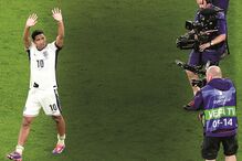 O inglês Jude Bellingham tem 20 anos e, além do talento para o futebol, foi modelo de roupa interior 