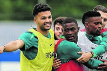 Grupo A boa disposição marca presença nos treinos da seleção. Na imagem, Gonçalo Ramos, João Neves, Nuno Mendes, Nélson Semedo e Diogo Dalot numa fase da sessão de ontem