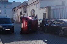 Despiste aparatoso deixa carro tombado no centro histórico de Évora