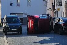 Despiste aparatoso deixa carro tombado no centro histórico de Évora