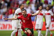 Bernardo Silva marcou o primeiro golo, num remate colocado, aos 21'