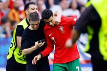 Vários adeptos invadiram o relvado no jogo entre Portugal e Turquia